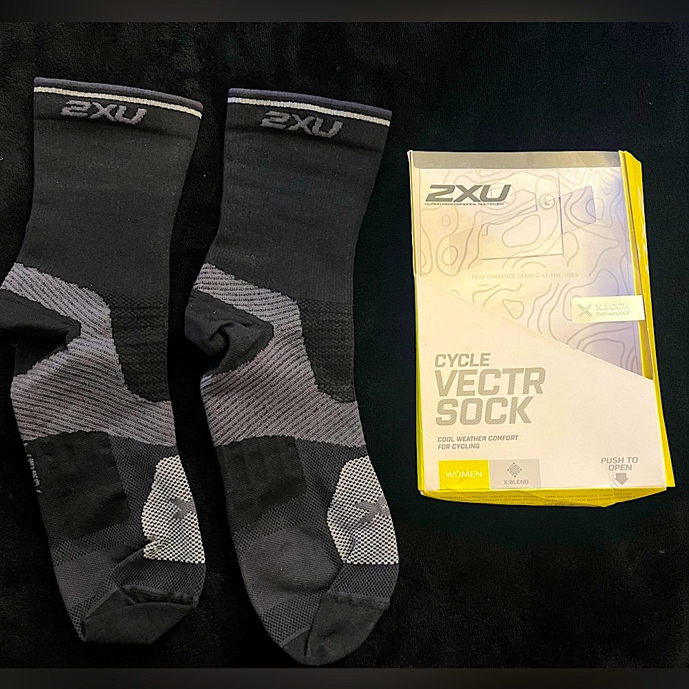 2XU Cycle Vectr Socks - Never worn
